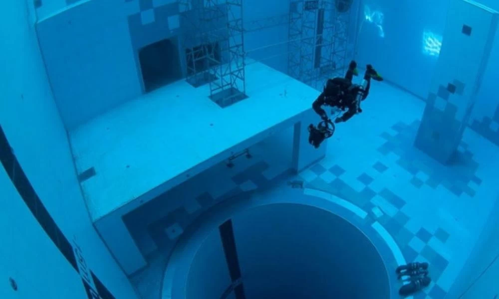 Στην Πολωνία έφτιαξαν πισίνα με βάθος 45 μέτρα με υποβρύχια σπήλαια, ερείπια των Μάγια